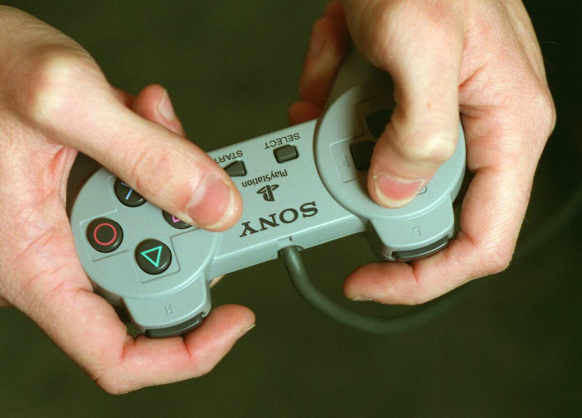 FI.Tester/Hands.RDL (kodak) A closeup of the hands of Aaron Lenz, lead product analyst for Virgin I